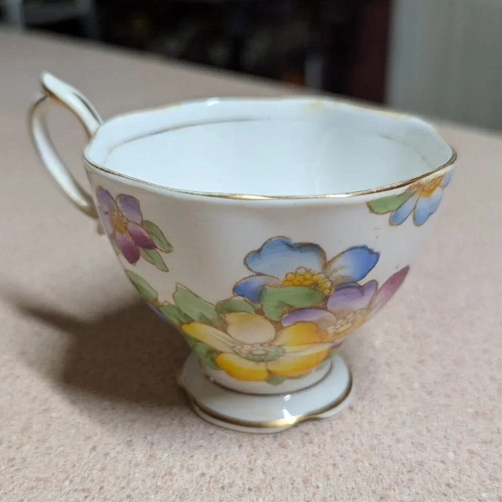 Royal Albert Floral Teacup & Saucer Set - Picture 7 of 11